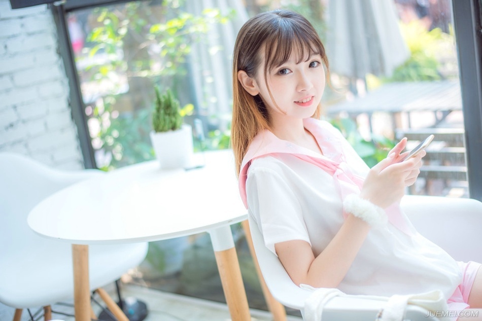 “我已命人将你妻子接走，秋毫无犯。”法正淡然道。
